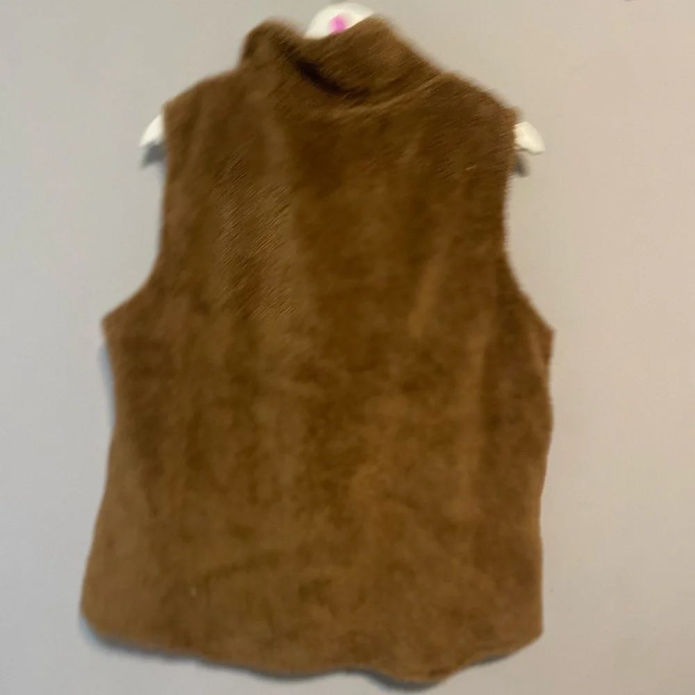Brown Fleece Teddy adult Vest with emblem on front L/XL‎